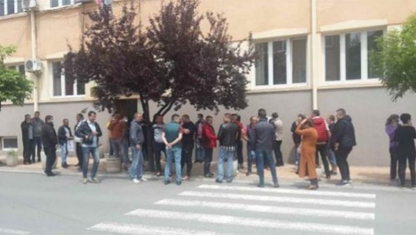 Хаос у Брусу: Мештани блокирали општину због изградње гондоле Брзеће-Копаоник, председник и његов помоћник у свађи због рокова