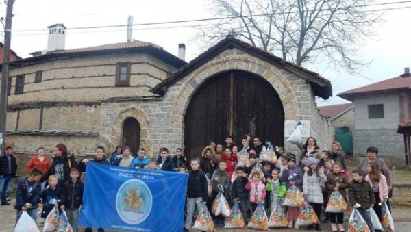 „Радости моја“ и ове године обрадовала малишане на Косову (ФОТО)