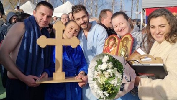 Три париске даме изнеле крст на Богојављење (ФОТО+ВИДЕО)