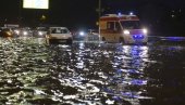 ПОГЛЕДАЈТЕ - ВЕЛИКО НЕВРЕМЕ ЗАХВАТИЛО СРБИЈУ: Возила потонула полиција помаже грађанима (ВИДЕО)
