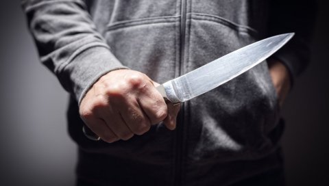 ХОРОР КОД НОВОГ САДА: Младић избо ножем мушкарца испред кладионице?