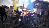 ENGLEZI PRKOSE KORONI: Navijači Lidsa ispred stadiona slavili plasman u Premijer ligu (FOTO/VIDEO)