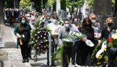 DARA SAD DIRIGUJE HORU ANĐELA: Na večni počinak u Aleji zaslužnih građana na Novom groblju ispraćena Darinka Matić Marović (FOTO)