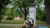 ALEJA ZASLUŽNIH ZRENJANINACA: Olimpijci položili cveće na spomen-bistu Ferenca Kemenja (FOTO)