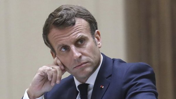 МАКРОН НА МЕСТУ КРВАВОГ ЗЛОЧИНА: Председник Француске стигао на место где је наставнику одрубљена глава