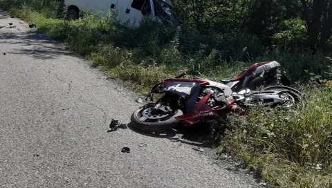 ТРАГЕДИЈА НА ПУТУ АЛЕКСАНДРОВАЦ-БРУС: Погинуо мотоциклиста у чеоном судару са комбијем