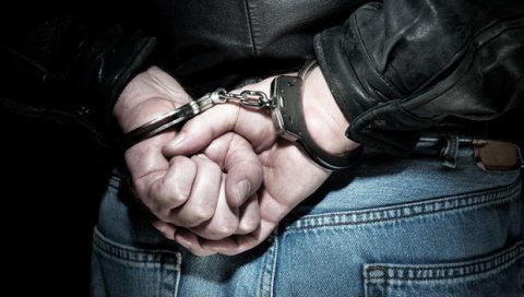 ПОЛА КИЛОГРАМА МАРИХУАНЕ У РУКАМА? Ухапшен осумњичени (25) за неовлашћено држање опојних дрога