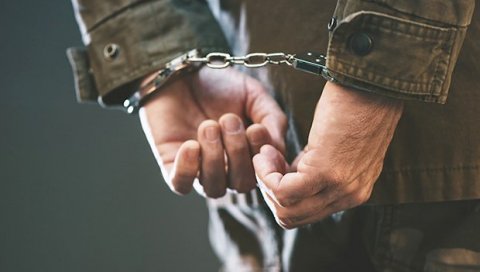ПОЛИЦИЈА РАСВЕТЛИЛА СЛУЧАЈ: Ухапшен Крушевљанин осумњичен да је бацио кашикару у двориште власника локала