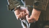 АКЦИЈА ПОЛИЦИЈЕ НА ВОЖДОВЦУ: Ухапшен мушкарац (27) осумњичен за диловање, код њега пронађено 24 пакетића марихуане