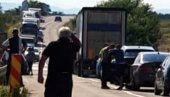 FOTOGRAFIJE SA MESTA SAOBRAĆAJKE: Poginuo muškarac (38) iz Prokuplja u sudaru automobila i kamiona