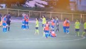 „TALIBANKE”, “DIVLJAKUŠE” I DRUGE UVREDE: Opšta tuča devojaka na fudbalskoj utakmici (VIDEO)