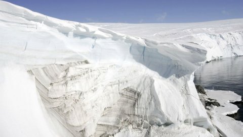ЗАЛЕЂЕНИ НИЈАГАРИНИ ВОДОПАДИ: Туристи фотографисали велике комаде леда како плутају у води