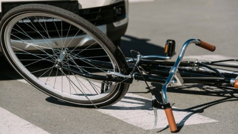 ИМА САМО 15 ГОДИНА: Бициклиста, који је тешко повређен у несрећи у Нишу, прикључен на респиратор
