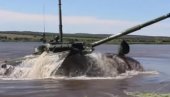 TENK I PODMORNICA: Rusi pokazali novine na moćnom T-72 (VIDEO)