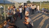 ŠTRAJK ZBOG ŽRTAVA KORONE: Protest radnika u Magna sitingu u Odžacima