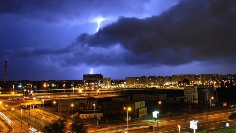 GRMLJAVINA I OBILNI PLJUSKOVI NE POSUSTAJU: Ovi predeli Srbije tokom večeri biće pod padavinama