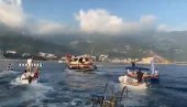 VELIKA LITIJA NA MORU: Budva brani svetinje čamcima i barkama, na čelu nepregledne kolone Bato Carević (VIDEO)