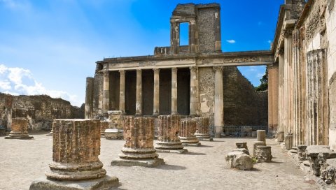 СЕЛФИ ЋЕ ЈЕ СКУПО КОШТАТИ: Туристкињи због пењања у Помпеји прети казна од 3.000 евра