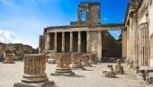 SELFI ĆE JE SKUPO KOŠTATI: Turistkinji zbog penjanja u Pompeji preti kazna od 3.000 evra