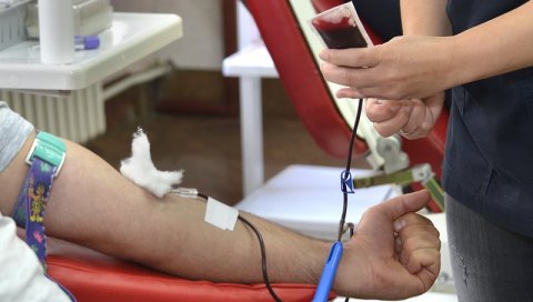 ТРАНСФУЗИОМОБИЛ НА ТРГУ СЛОБОДЕ: Ванредна акција давања крви данас у Новом Саду