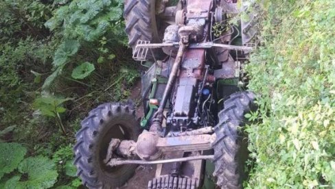 NESREĆA KOD PETROVCA NA MLAVI: Drvoseča se prevrnuo na traktoru - pravo čudo što nije poginuo