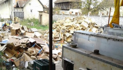 СМЕТЛИШТЕ „ПРАТИ“ РАДЊУ: Лагерују отпад на неколико корака од тезге на којој се продају сухомеснати производи (ФОТО)