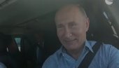 ШТА, И ЈА МОРАМ ДА СЕ ВЕЖЕМ? Путин са осмехом на лицу провозао Ауруса по Криму (ВИДЕО)