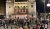 ОПЕРСКЕ АРИЈЕ УТИШАЛЕ ГРАД: Испред народног позоришта одржани необични наступи, балкон театра као импровизована позорница