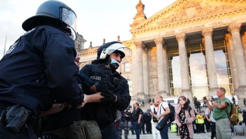 DESNIČARI POKUŠALI DA UPADNU U BUNDESTAG: Haos u Berlinu, policija oštro reagovala tokom incidenta (VIDEO)