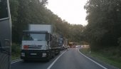 PRVE SLIKE SA MESTA NESREĆE: Autobus blokirao Ibarsku, kolone kilometarske