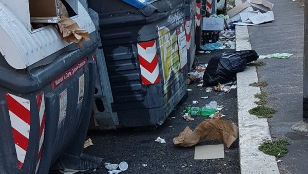 ПОНИЖЕНИ РИМ: Ђубре по улици, на све стране прљавштина (ФОТО)
