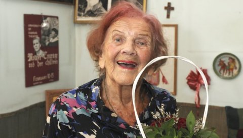 ЖИВИМ ЖИВОТ И НЕ БРИНЕМ СЕ: Глумица Бранка Веселиновић напунила 102. године, сунча се и сваки дан ради гимнастику