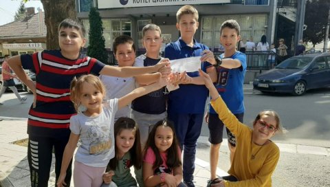 И НАРУКВИЦЕ ЛЕЧЕ АНИКУ: Хумана деца у северној Косовској Митровици сакупила 25.000 динара