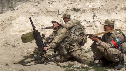 (UZNEMIRUJUĆI VIDEO) Azerbejdžanski vojnik overava ranjene i mrtve jermenske borce!