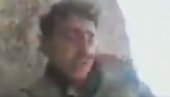 UZNEMIRUJUĆI SNIMAK DIREKTNO SA FRONTA: Sirijski plaćenik moli za pomoć dok oko njega padaju granate (VIDEO)