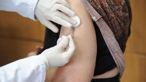 СТИЖУ НОВЕ ДОЗЕ ВАКЦИНЕ: У Новом Пазару се наставља имунизација здравствених радника