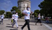 ДА БИ ПОКАЗАЛИ ДА НИСУ ШТЕТНЕ: Грчки доктори трчали са маскама и доказали - угљен-диоксид у нормалним границама!