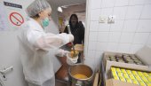 „NA KAŠIKU“ ZA 561 KORISNIKA: Počela podela toplih obroka u Narodnoj kuhinji u Bačkoj Topoli