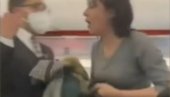 NADAM SE DA ĆEŠ UMRETI: Žena vikala i kašljala na putnike (VIDEO)