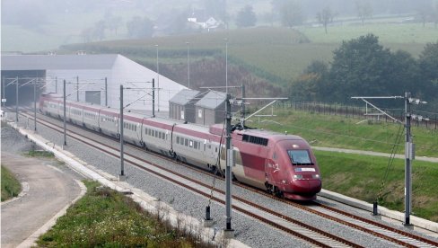 ВОЗОМ ДО СВОГ ГРАДА: Француска забранила кратке домаће летове на локације где се може стићи возом