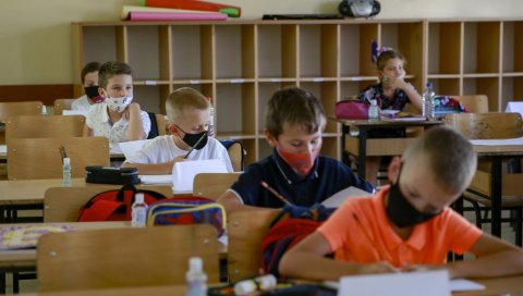 У КЛУПУ САМО СА МАСКОМ: Министарство просвете најавило за данас отварање школа у Никшићу, Пљевљима и Будви