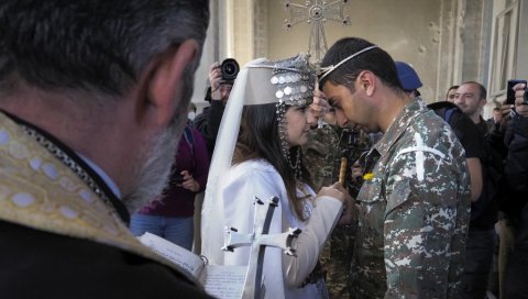 СА ВЕНЧАЊА НА ФРОНТ: Јерменски војник се оженио у гранатираној цркви, порука коју су он и његова супруга послали слама срце (ФОТО)