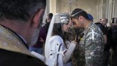 SA VENČANJA NA FRONT: Jermenski vojnik se oženio u granatiranoj crkvi, poruka koju su on i njegova supruga poslali slama srce (FOTO)