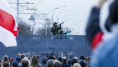 NAPAD NA POLICIJSKU STANICU: Beloruski demonstranti kamenovali službena vozila (VIDEO)