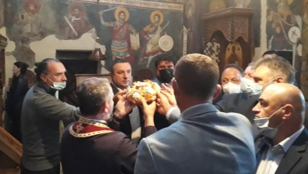 У ГРАЧАНИЦИ ОБЕЛЕЖЕНА СЛАВА СНС: Славски колач пресечен у манастиру