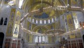ZAUSTAVLJEN DAH I ZAROBLJENI POGLEDI: Pod kupolom svetinje na Vračaru vernicia su prvi put s divljenjem gledali mozaike