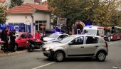 SAOBRAĆAJKA U MAKSIMA GORKOG: Automobil naleteo na motociklistu (FOTO)