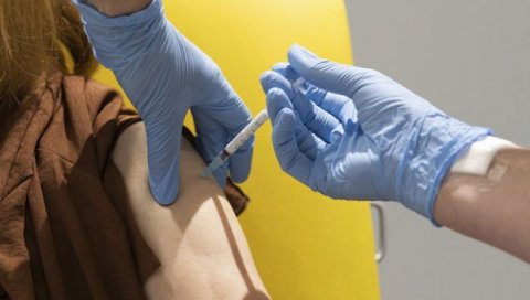 ЗА ПОЧЕТАК 150 ДОЗА: Прве дозе вакцина стигле у Геронтолошки центар у Суботици