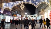 SJAJ UKRASA DO SREDINE DECEMBRA: Počelo postavljanje novogodišnje dekoracije