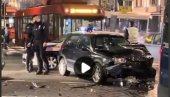 TEŠKA SAOBRAĆAJNA NESREĆA U CENTRU BEOGRADA: Uništena vozila blokirala saobraćaj, stigla hitna pomoć